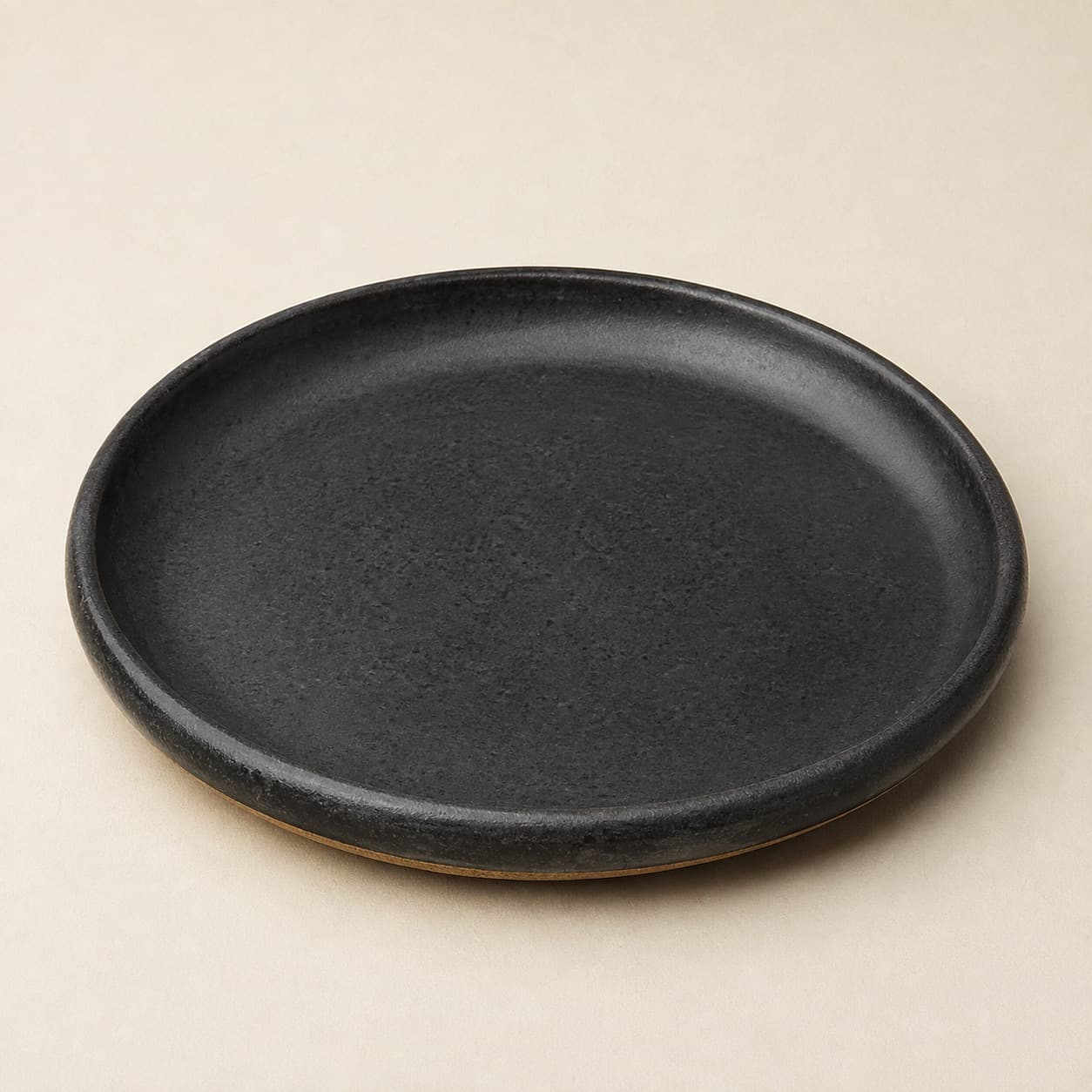 Dinner Plate Ø26 — charcoal glazed stoneware with an unglazed clay foot ring.